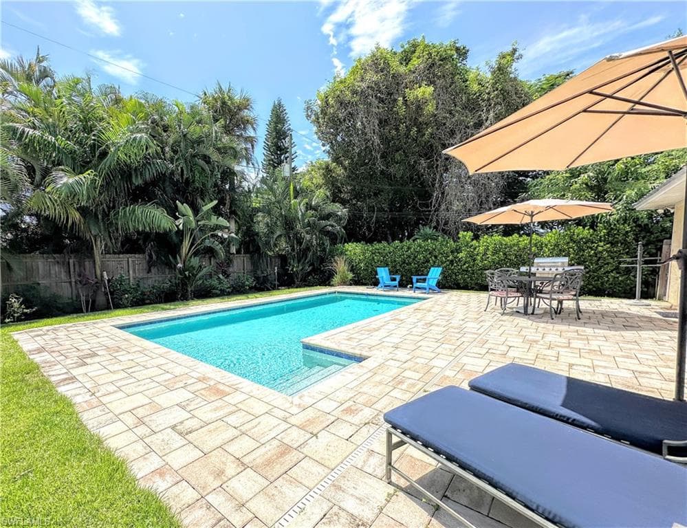 856 98th Ave N, Naples, FL 34108-3