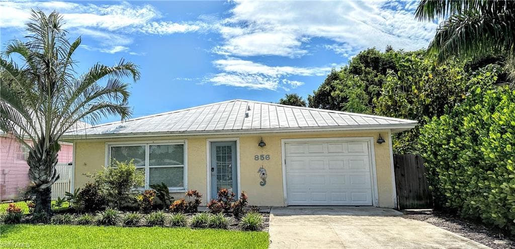 856 98th Ave N, Naples, FL 34108-4