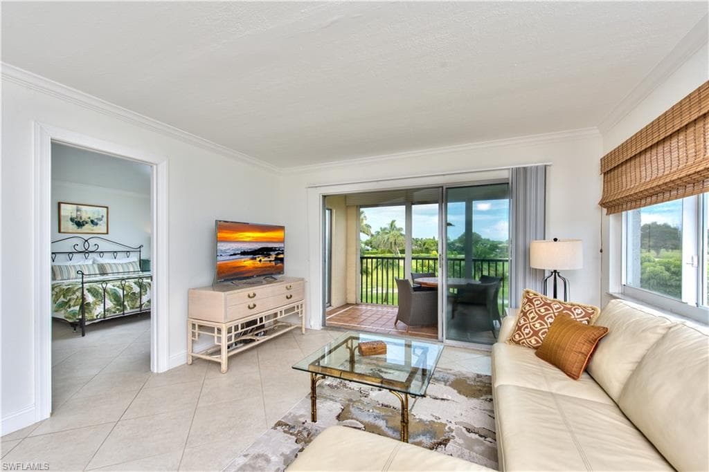 190 Pebble Beach Blvd 205, Naples, FL 34113-8
