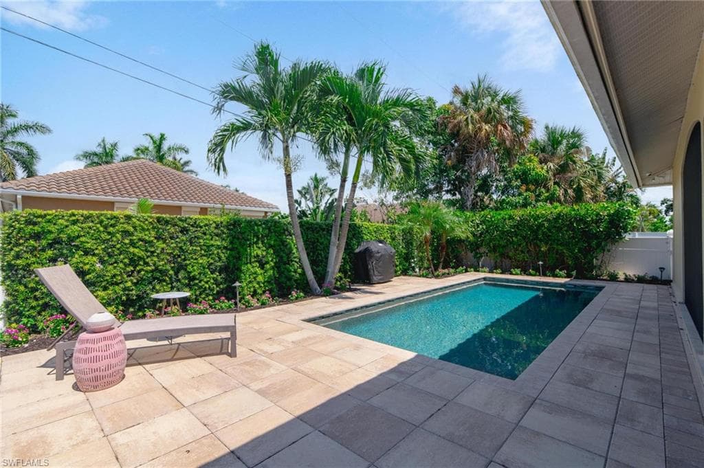 515 99th Ave N, Naples, FL 34108-9