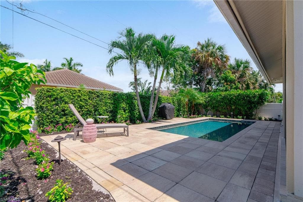 515 99th Ave N, Naples, FL 34108-10