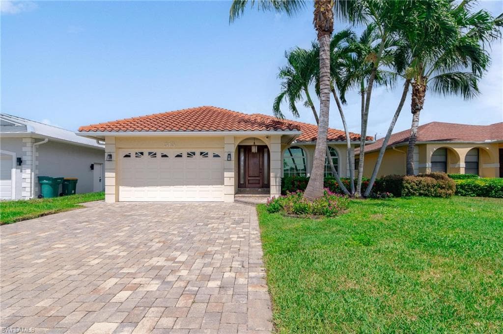 515 99th Ave N, Naples, FL 34108-3