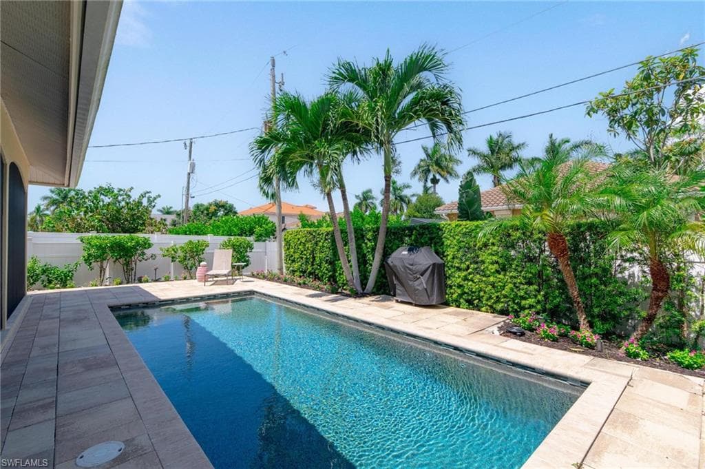 515 99th Ave N, Naples, FL 34108-6
