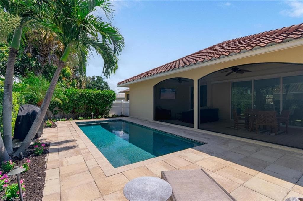 515 99th Ave N, Naples, FL 34108-8