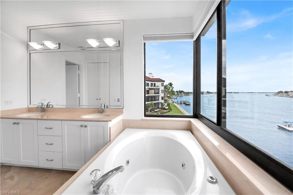 231 La Peninsula Blvd 231, Naples, FL 34113-19