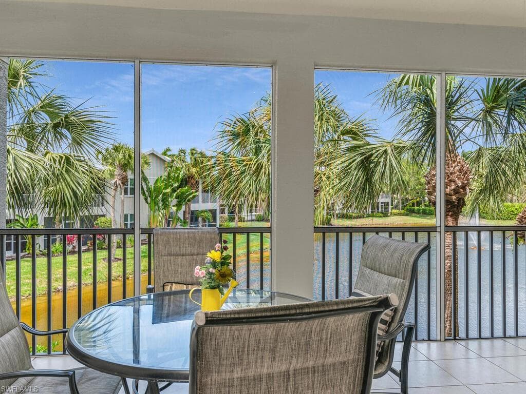 4625 Hawks Nest Dr C202, Naples, FL 34114-3