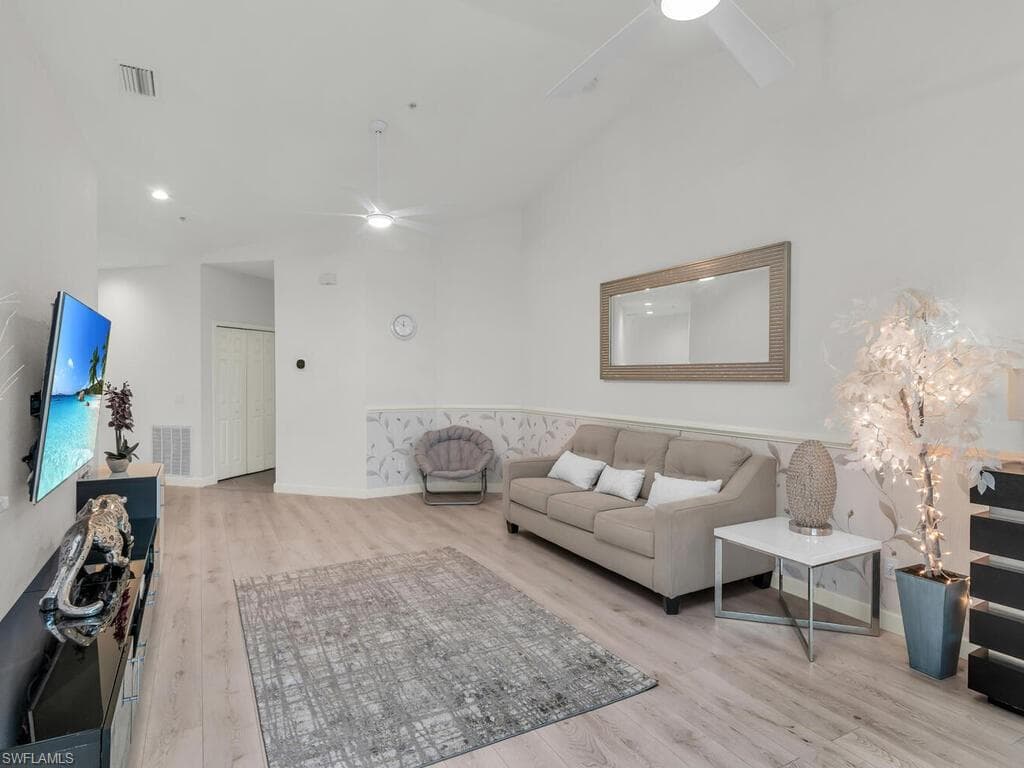 4625 Hawks Nest Dr C202, Naples, FL 34114-7