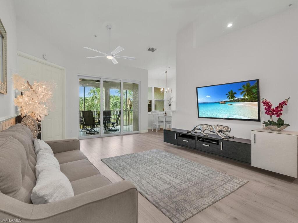 4625 Hawks Nest Dr C202, Naples, FL 34114-8