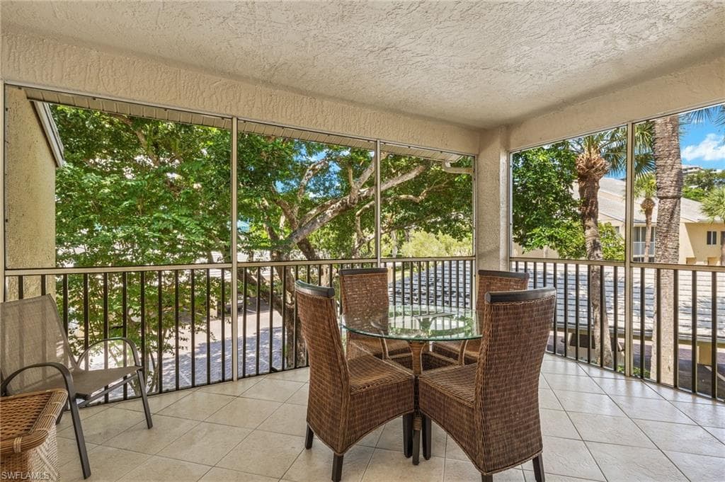 5817 Glencove Dr 405, Naples, FL 34108-12