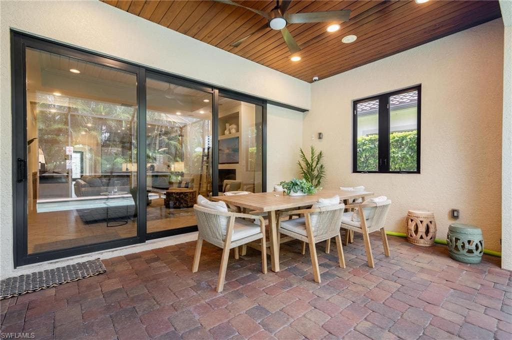 523 97th Ave N, Naples, FL 34108-9