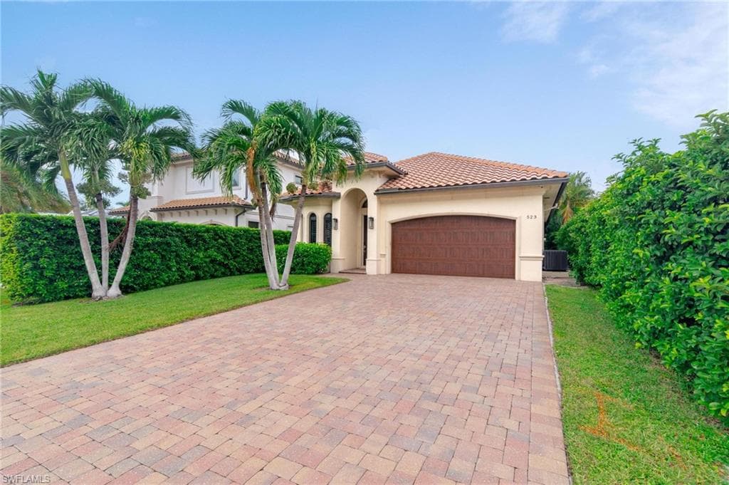 523 97th Ave N, Naples, FL 34108-1