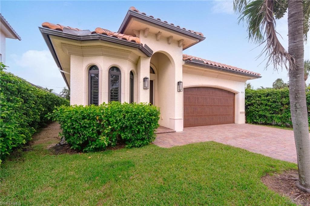 523 97th Ave N, Naples, FL 34108-3