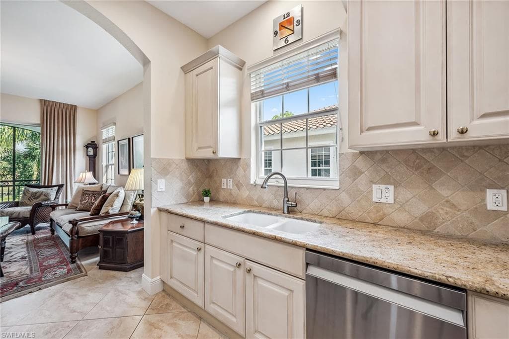 9106 Cascada Way 202, Naples, FL 34114-9