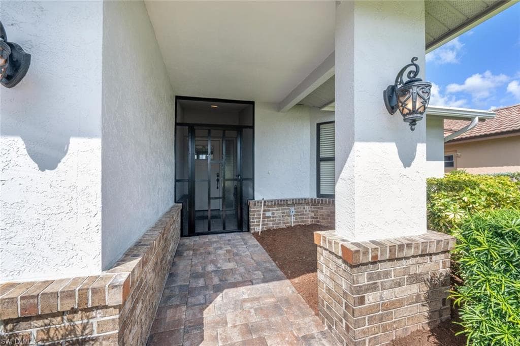 221 Saint James Way, Naples, FL 34104-4
