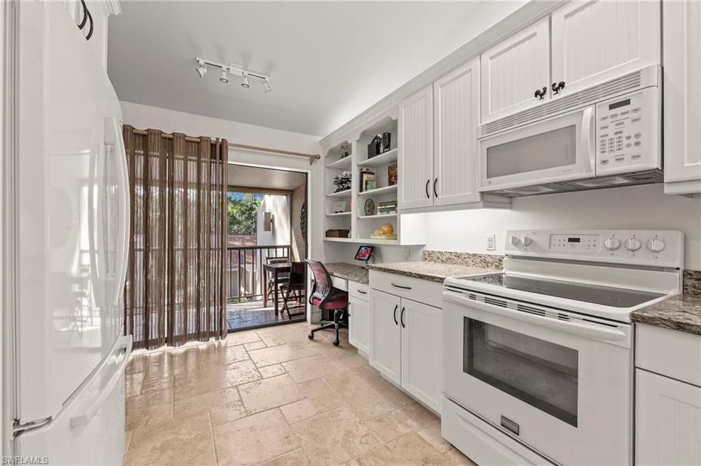 15330 Cedarwood Ln 203, Naples, FL 34110-13