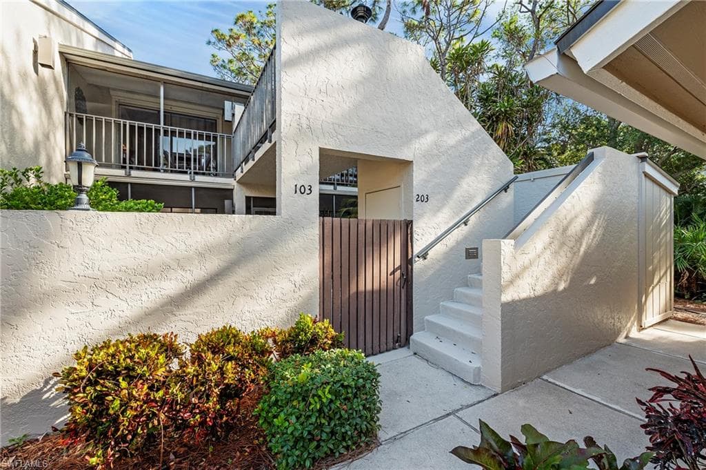 15330 Cedarwood Ln 203, Naples, FL 34110-2