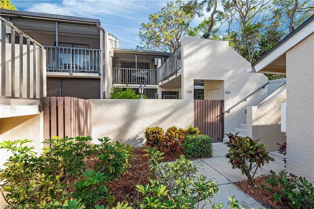15330 Cedarwood Ln 203, Naples, FL 34110-3
