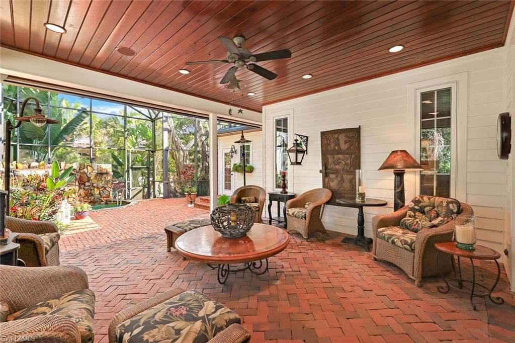 263 10th Ave S, Naples, FL 34102-32