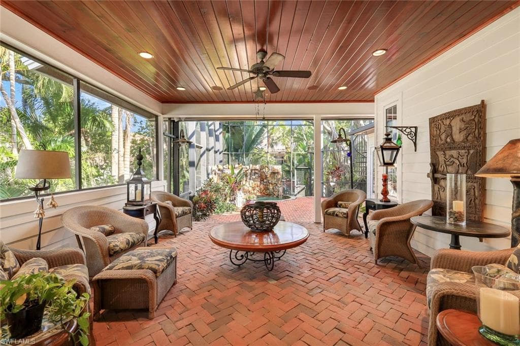 263 10th Ave S, Naples, FL 34102-3
