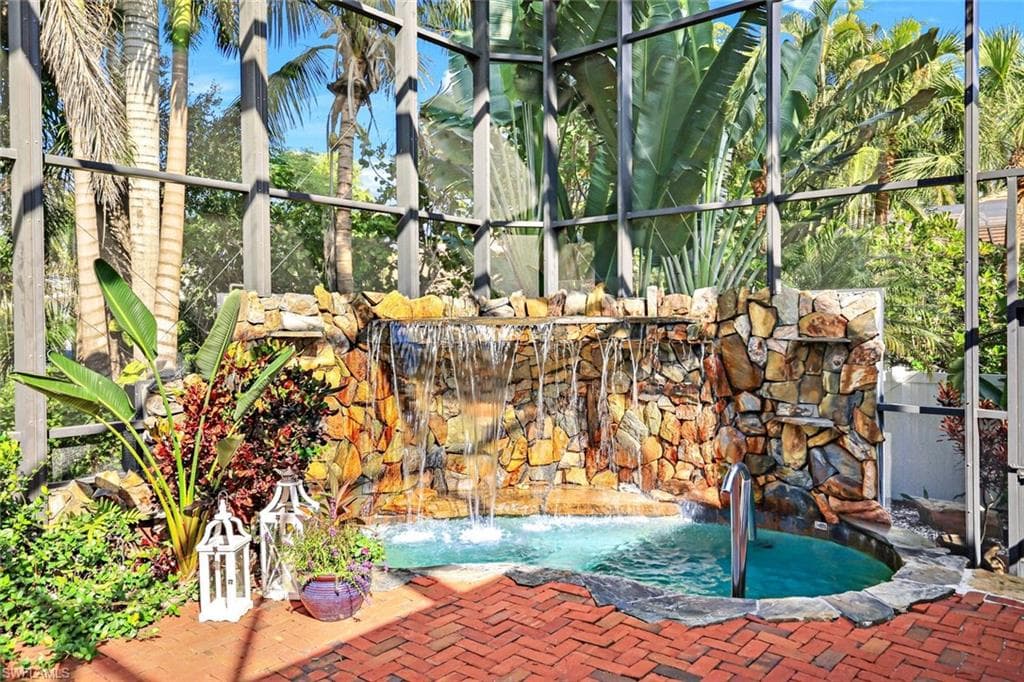 263 10th Ave S, Naples, FL 34102-4