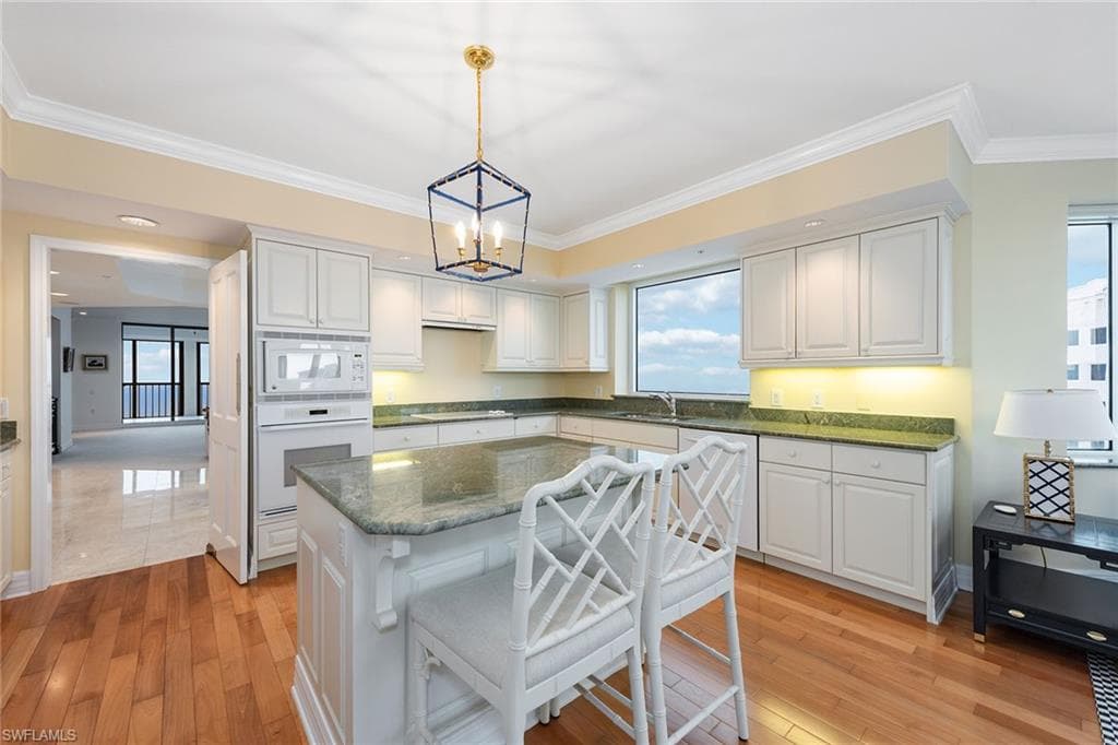 8171 Bay Colony Dr 2004, Naples, FL 34108-7