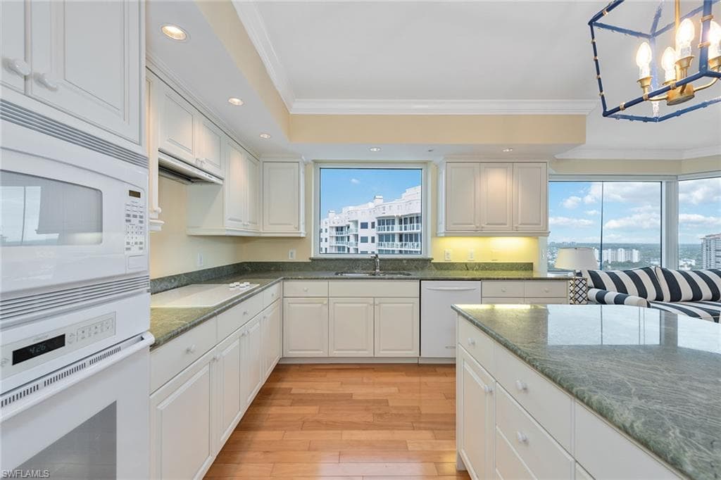 8171 Bay Colony Dr 2004, Naples, FL 34108-8