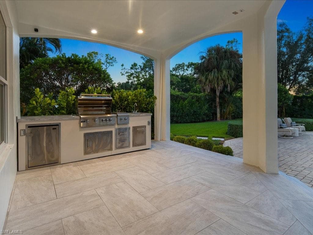 9129 The Ln, Naples, FL 34109-8
