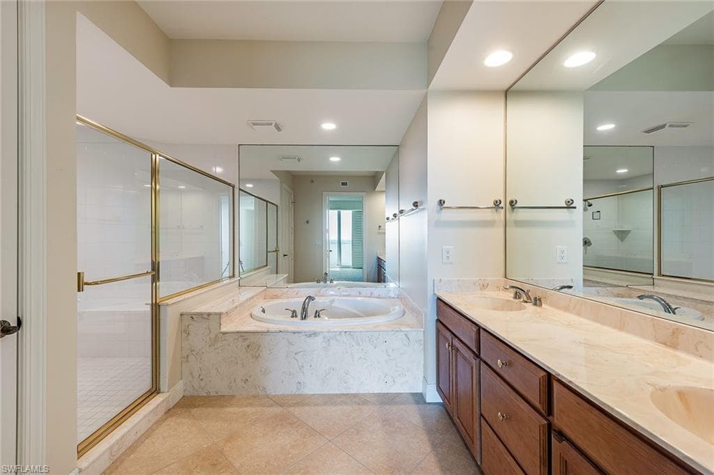 285 Grande Way 1606, Naples, FL 34110-16