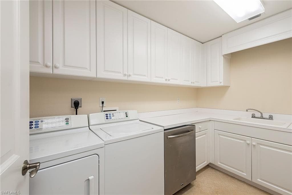 285 Grande Way 1606, Naples, FL 34110-19