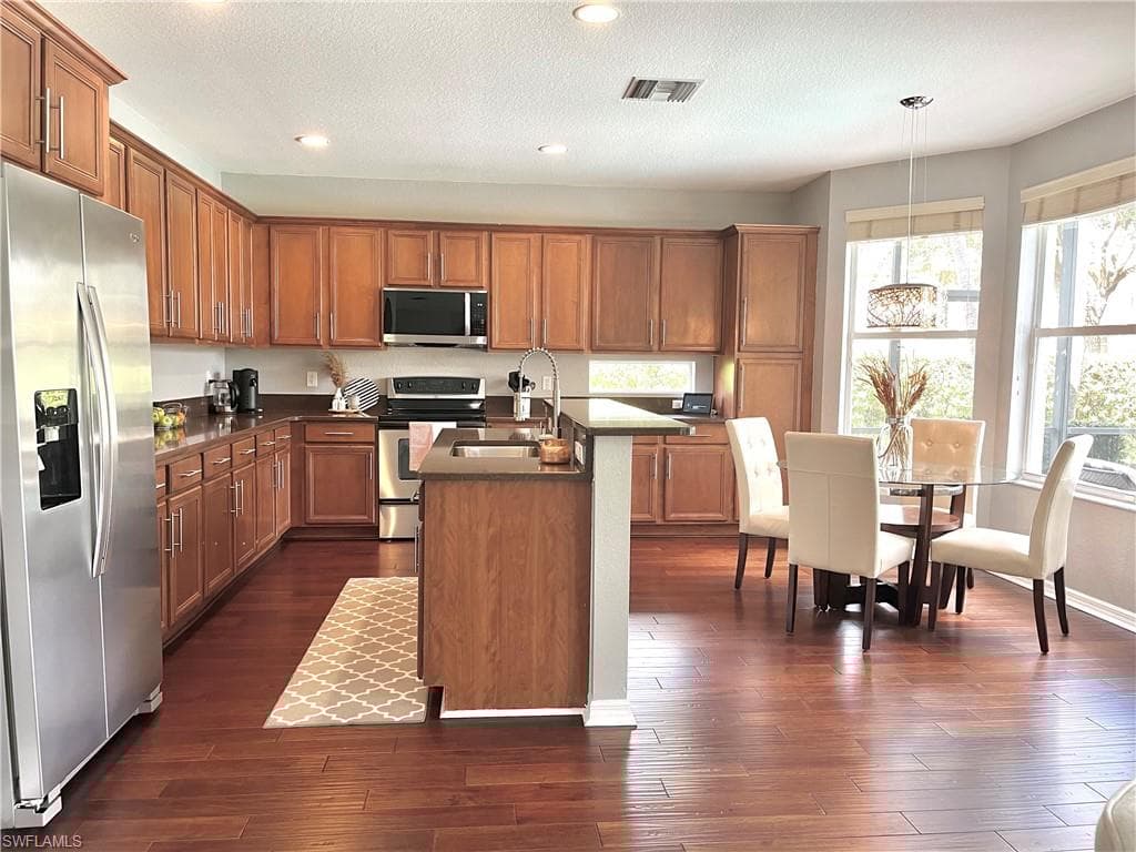 2004 Par Dr, Naples, FL 34120-8