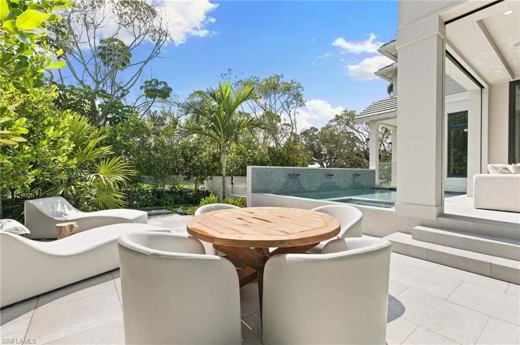 1191 7th Ave N, Naples, FL 34102-21