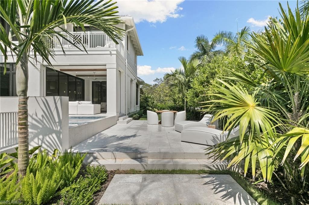 1191 7th Ave N, Naples, FL 34102-25