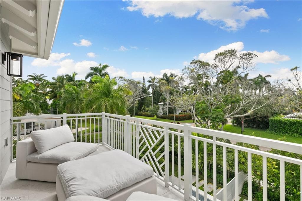 1191 7th Ave N, Naples, FL 34102-37