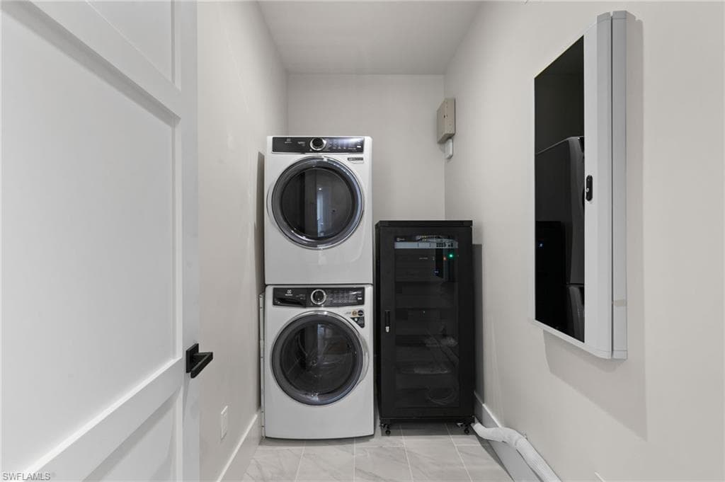1191 7th Ave N, Naples, FL 34102-45