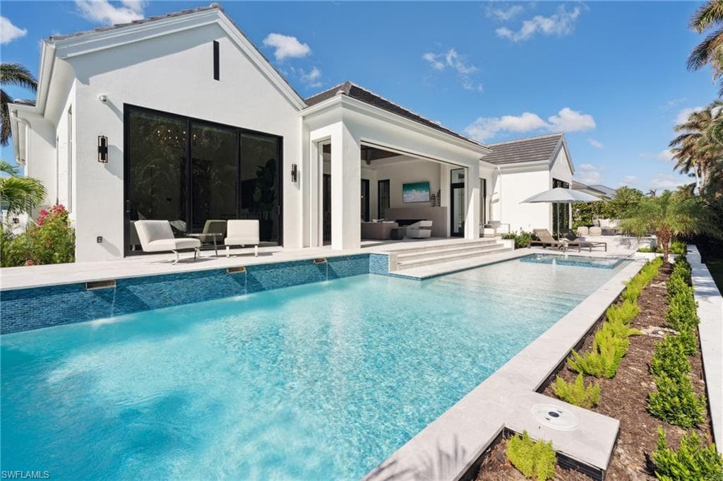 2990 Leeward Ln, Naples, FL 34103-45