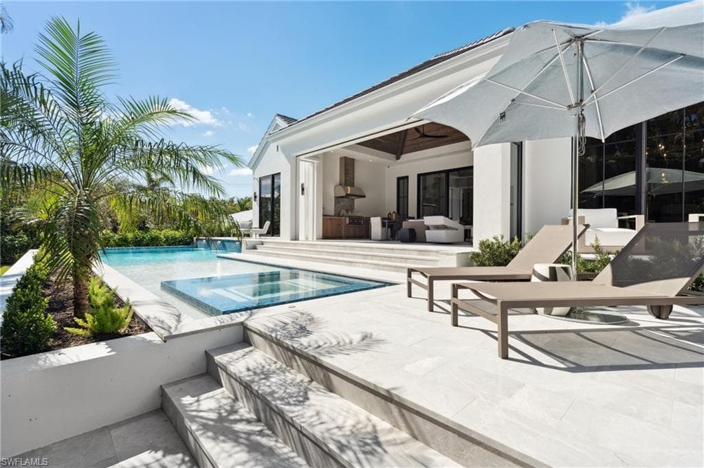 2990 Leeward Ln, Naples, FL 34103-46