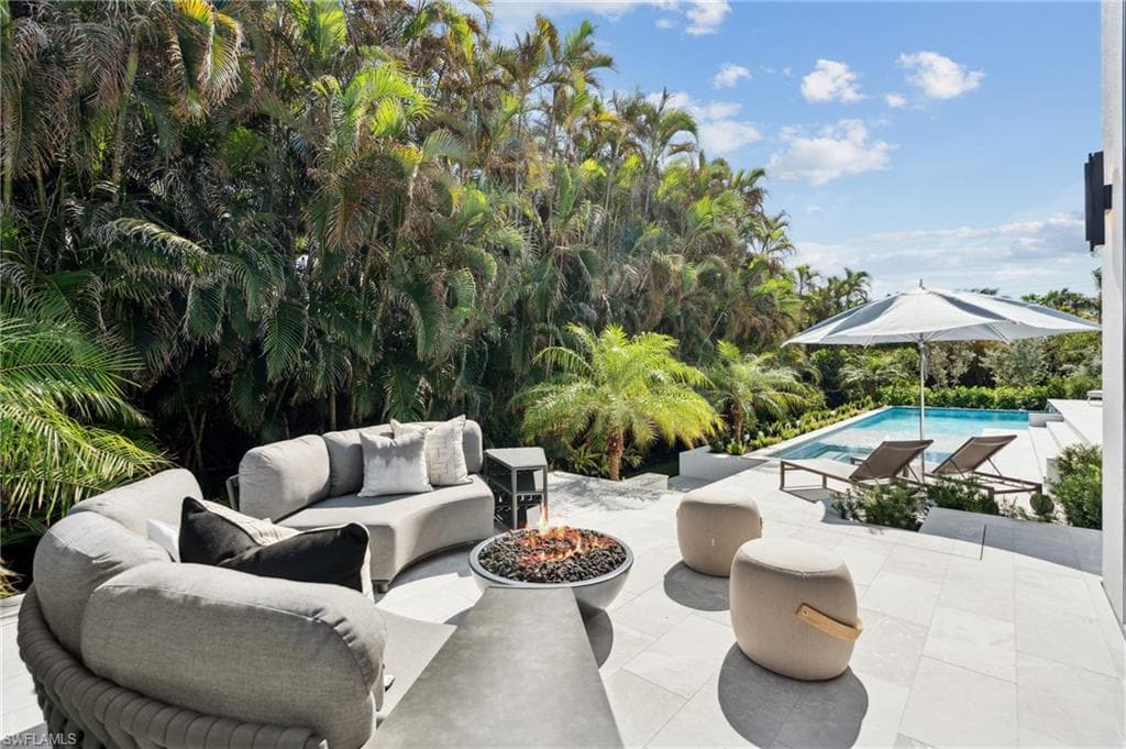 2990 Leeward Ln, Naples, FL 34103-47