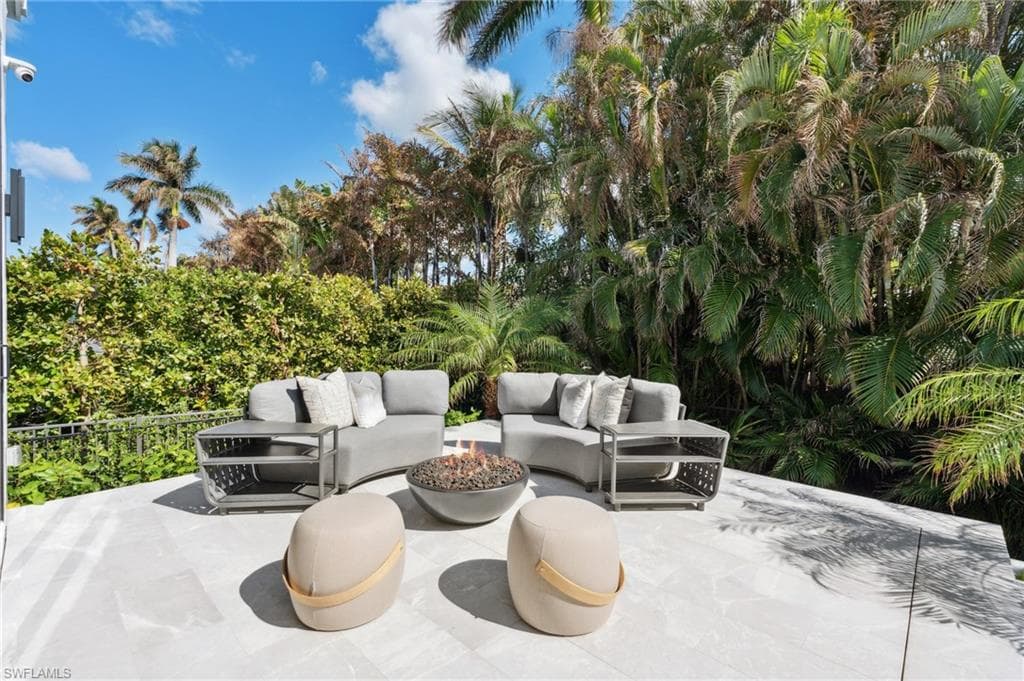 2990 Leeward Ln, Naples, FL 34103-48