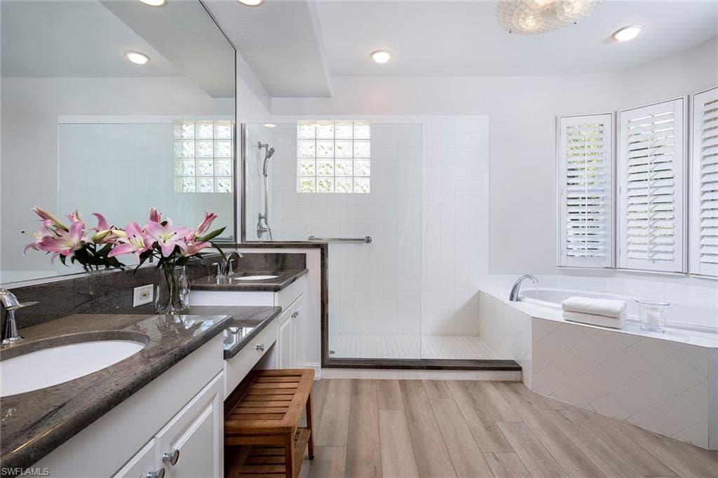 2839 Tiburon Blvd E 102, Naples, FL 34109-11