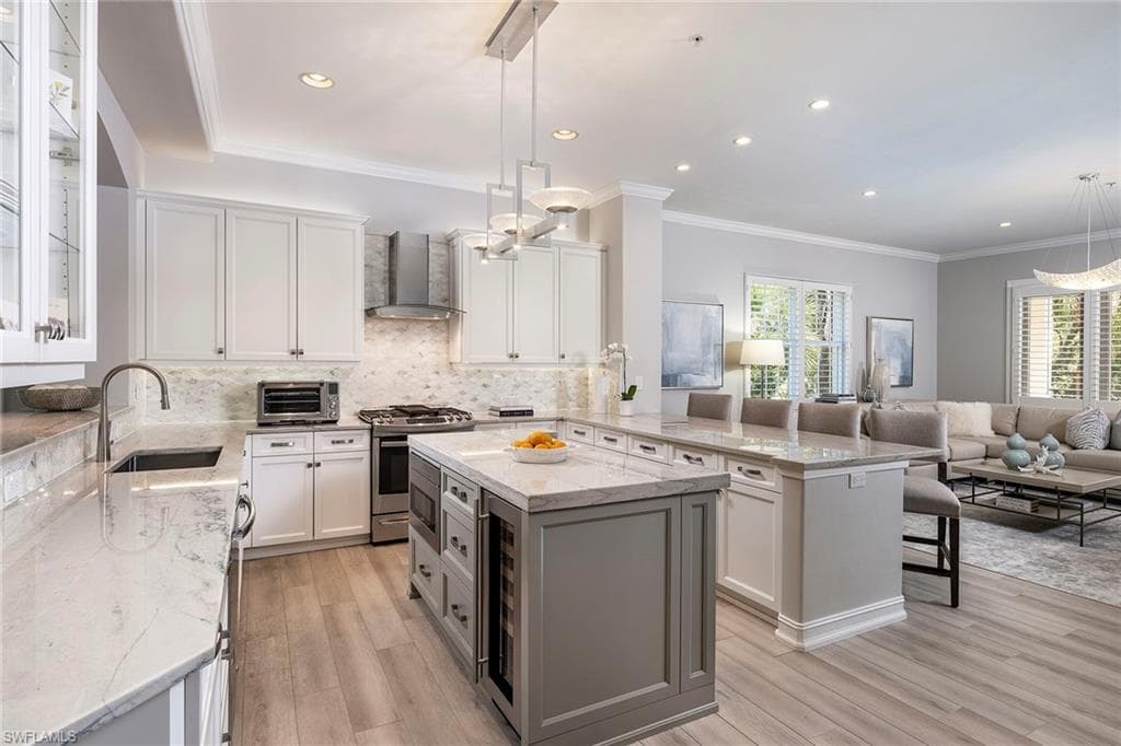 2839 Tiburon Blvd E 102, Naples, FL 34109-5