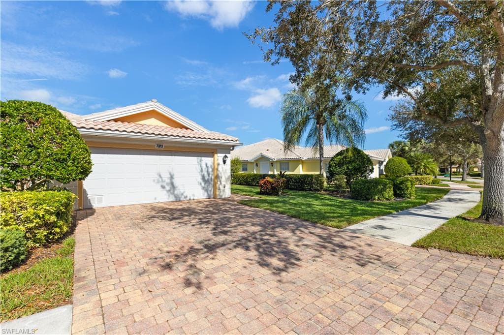 7373 Emilia Ln, Naples, FL 34114-3