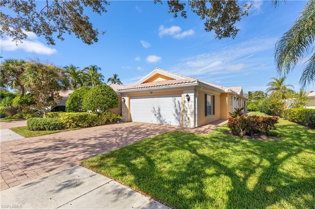 7373 Emilia Ln, Naples, FL 34114-4