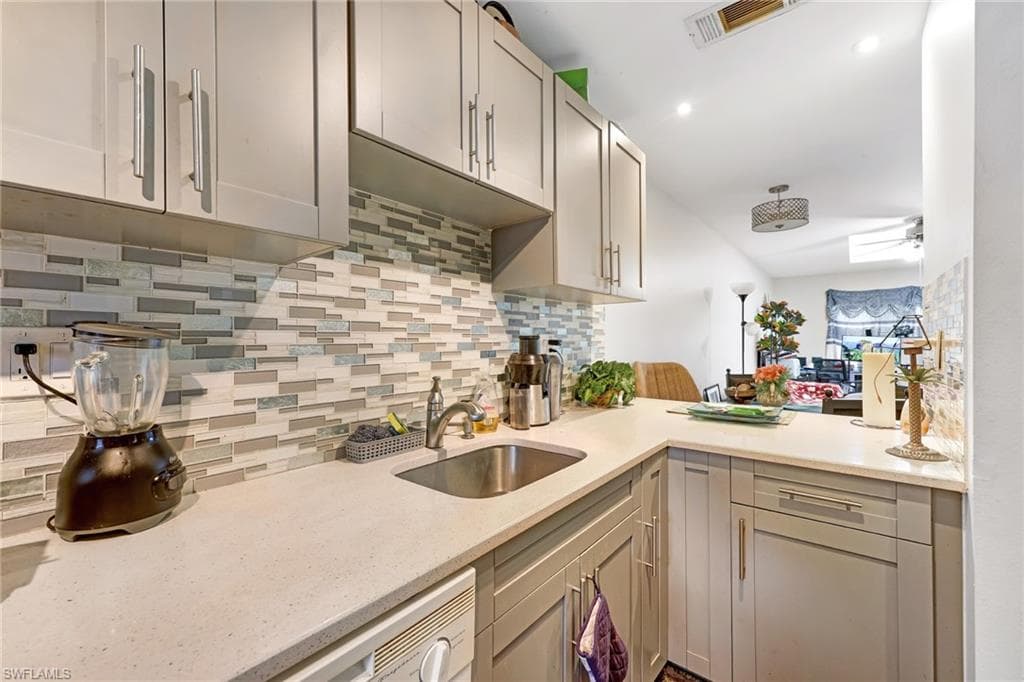 5323 Treetops Dr 203, Naples, FL 34113-5