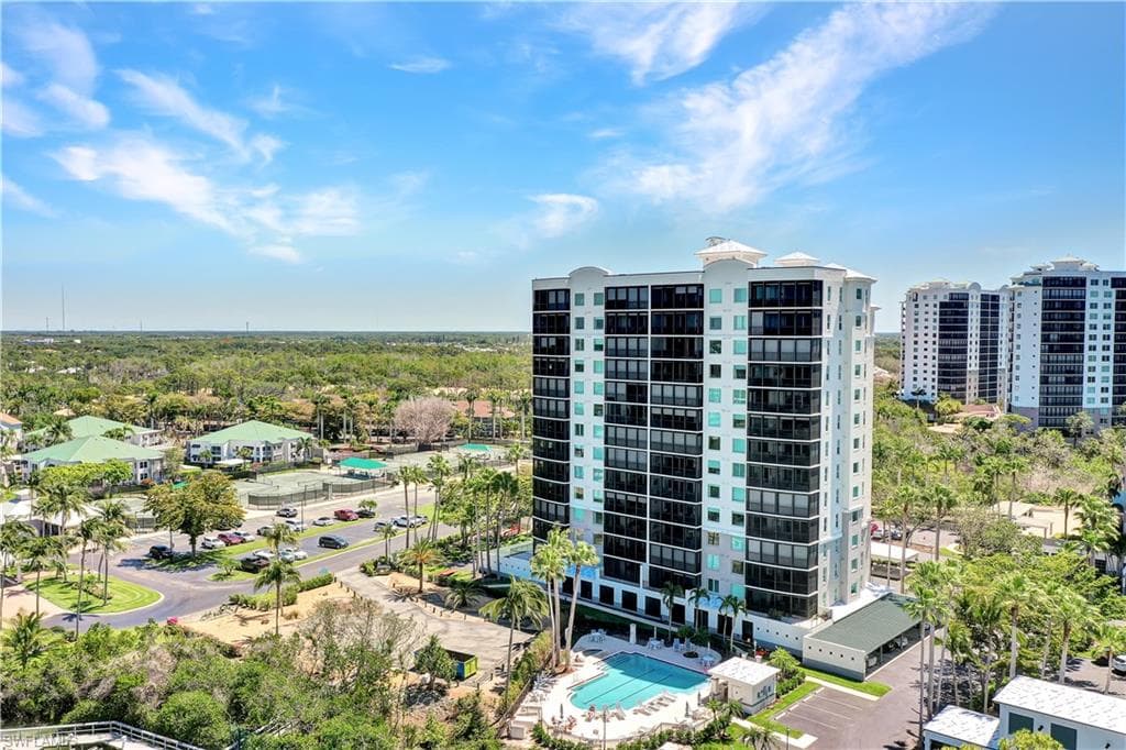 430 Cove Tower Dr 403, Naples, FL 34110-2