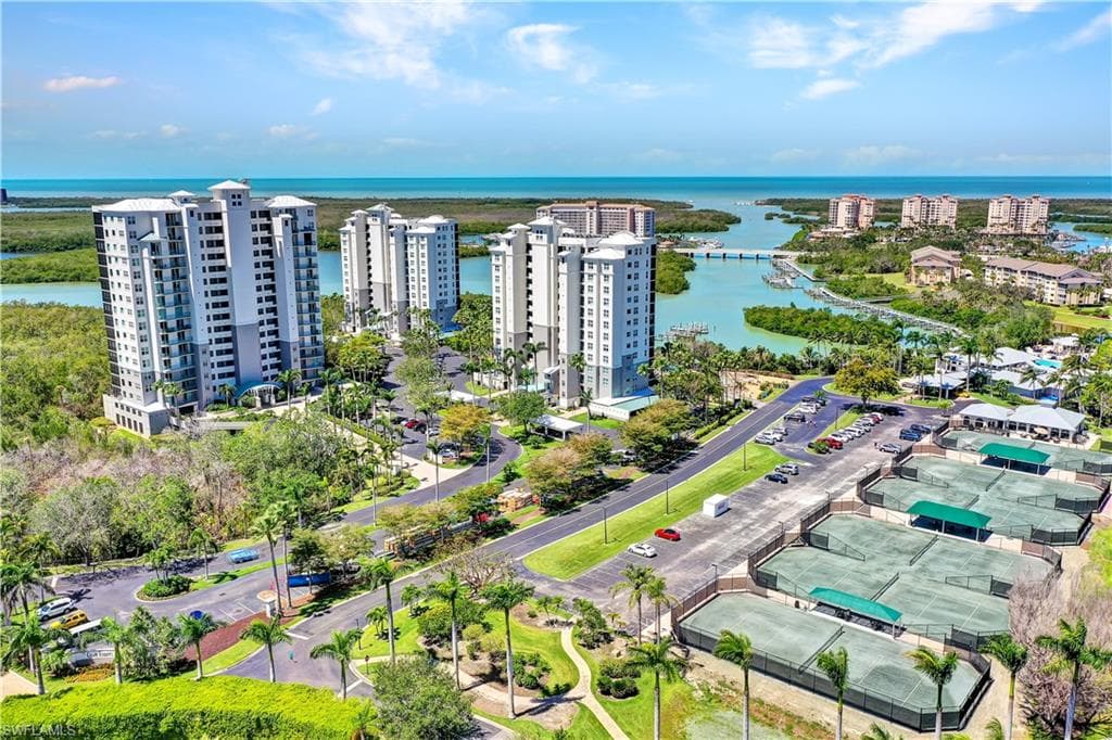 430 Cove Tower Dr 403, Naples, FL 34110-3