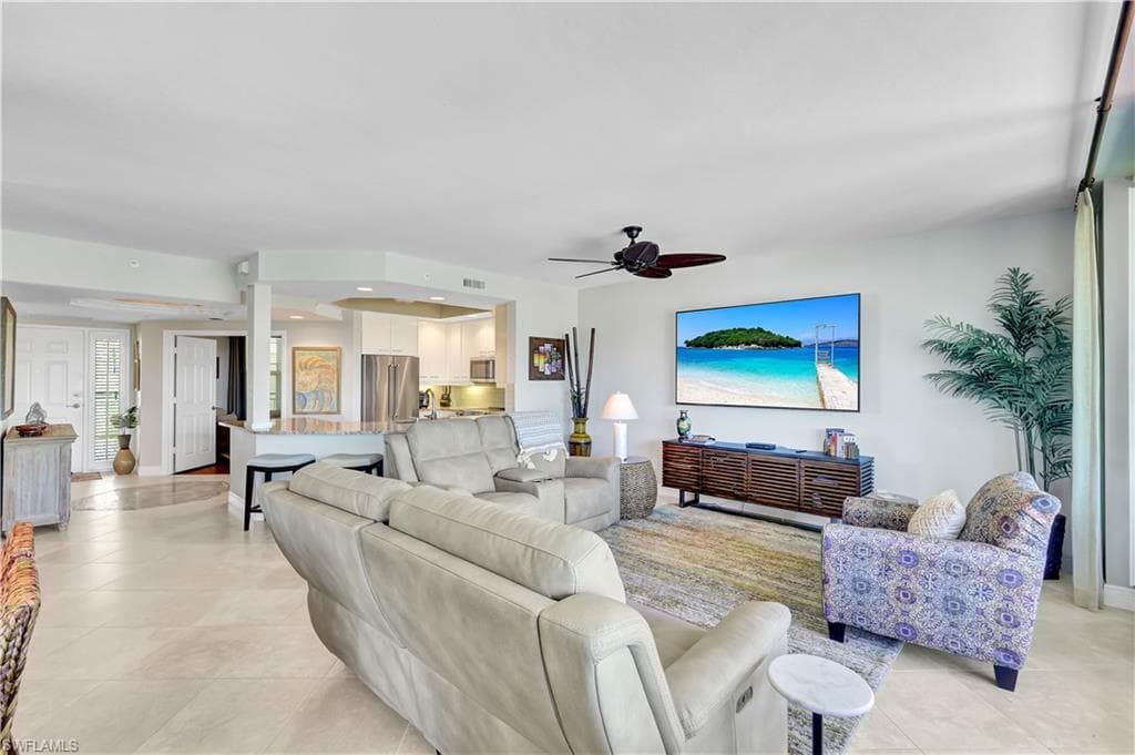 430 Cove Tower Dr 403, Naples, FL 34110-6