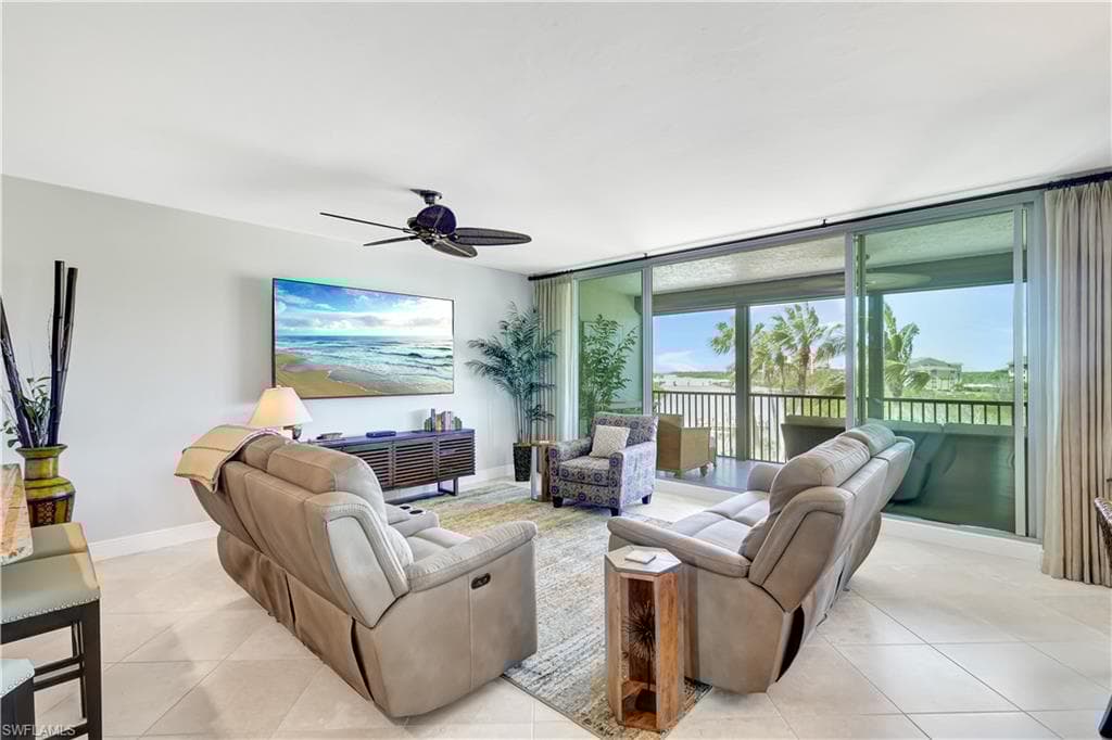 430 Cove Tower Dr 403, Naples, FL 34110-7
