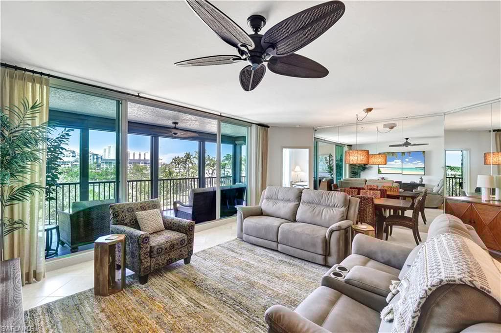 430 Cove Tower Dr 403, Naples, FL 34110-8