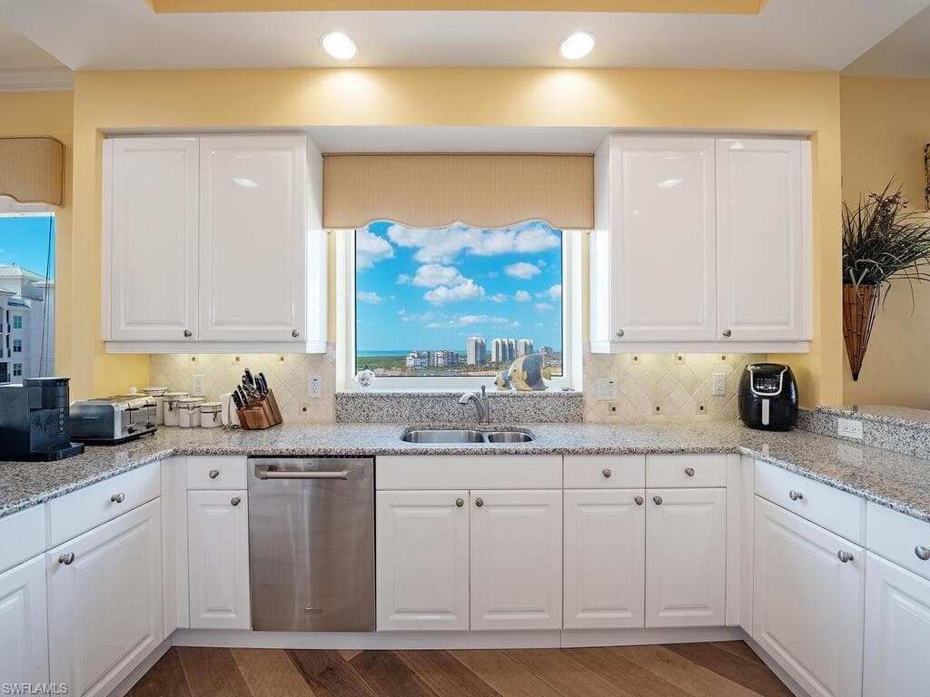 455 Cove Tower Dr 1704, Naples, FL 34110-10