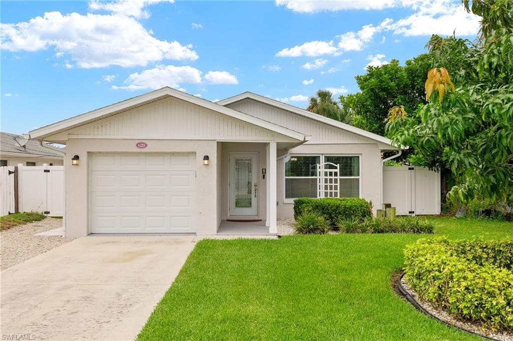 629 95th Ave N, Naples, FL 34108-4